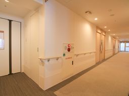 手すり付き明るい廊下