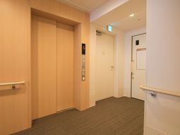清潔感のある廊下とエレベーター