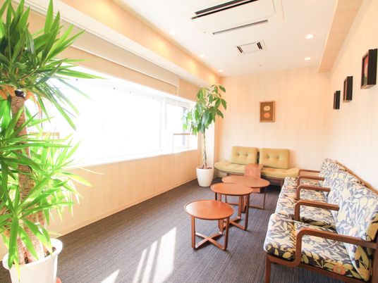 明るい待合室の風景