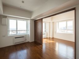 広々明るい居室風景