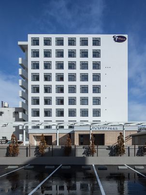 白亜の建物施設外観