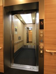 清潔感あるエレベーターの扉