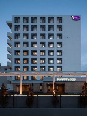 夕暮れ時の建物外観