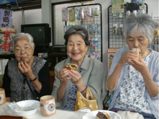 笑顔の三世代女性