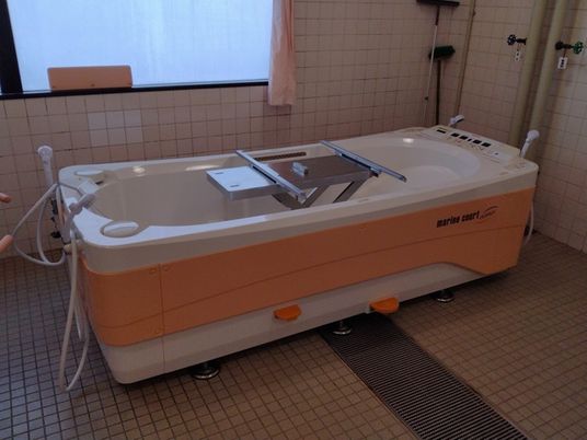 介護用浴槽の浴室  