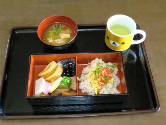 彩り鮮やかな食事準備