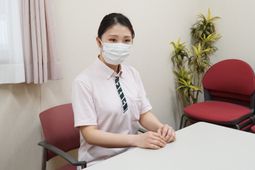 清潔な会議室とスタッフ