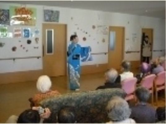 着物姿の方が踊りを披露