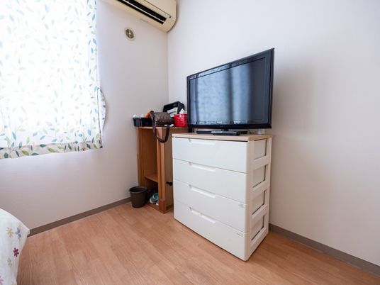 居室のテレビと収納