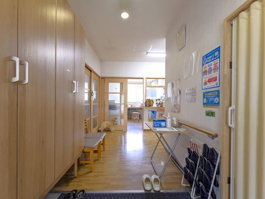 廊下に置かれた家具類