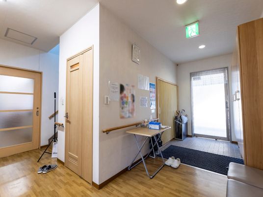 明るい室内のエントランス