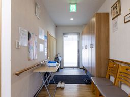 明るい廊下と掲示物