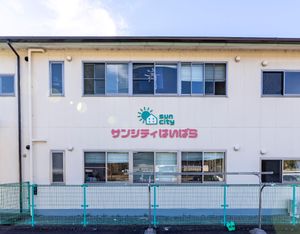 外観の明るい建物