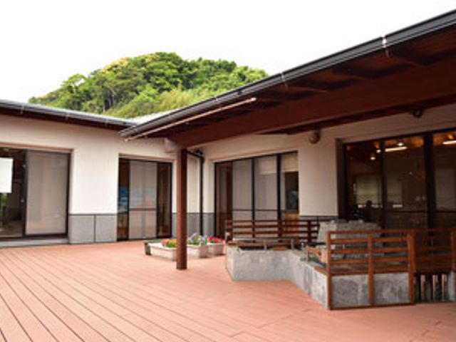 広々としたテラス テラス 木々に囲まれた広いテラスで、リラックスしたひとときを過ごすことができます。