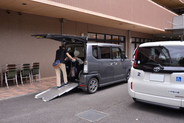 送迎車と利用者の様子