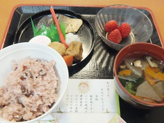彩り豊かな食事のメニュー