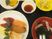 様々な食事が並ぶ様子