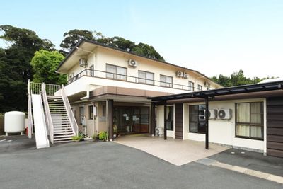 緑に囲まれた建物外観