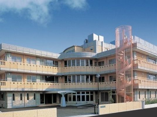 明るい日差しの建物外観