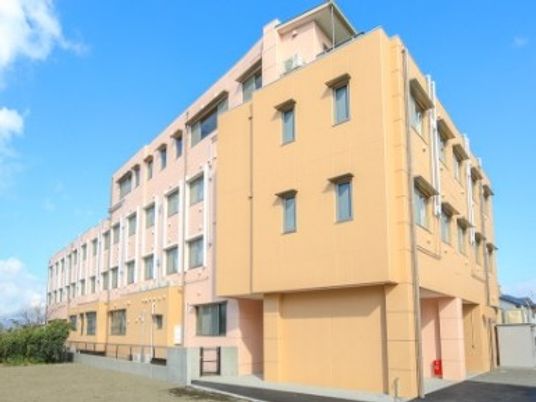 ベージュの建物外観  