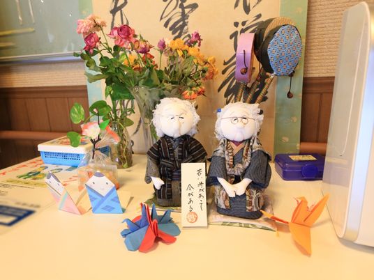 和風人形と折り紙のディスプレイ