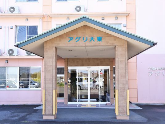 明るいエントランス外観