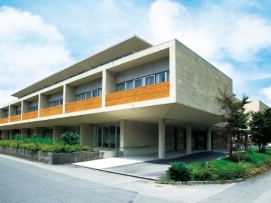 明るい建物外観  