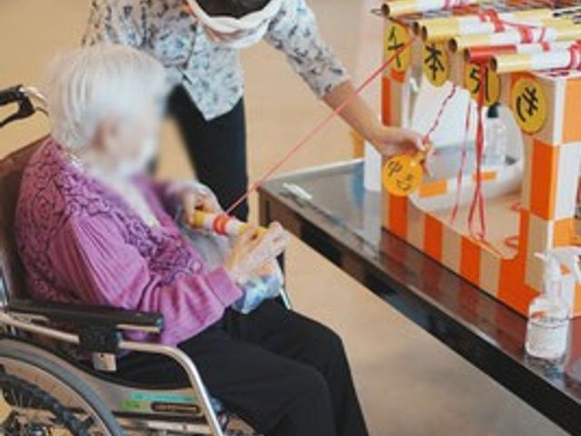 楽しい催しの様子 多目的室 利用者とスタッフが一緒になって楽しめる催し物が開催されています。温かい雰囲気です。