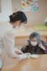 お茶を提供する様子