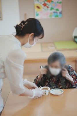 お茶を提供する様子