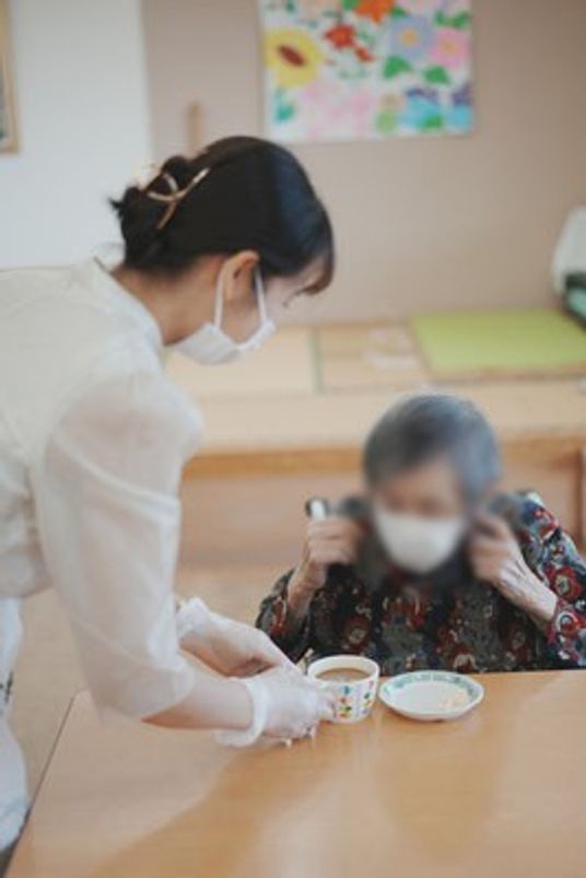 お茶を提供する様子