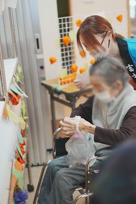 手作業をしている様子