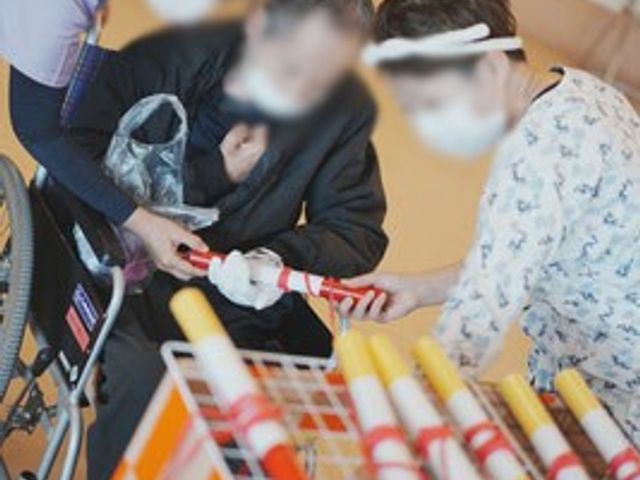 リハビリ風景 機能訓練室 スタッフと利用者が一緒に取り組むシンプルな訓練です。リラックスしながら進められます。