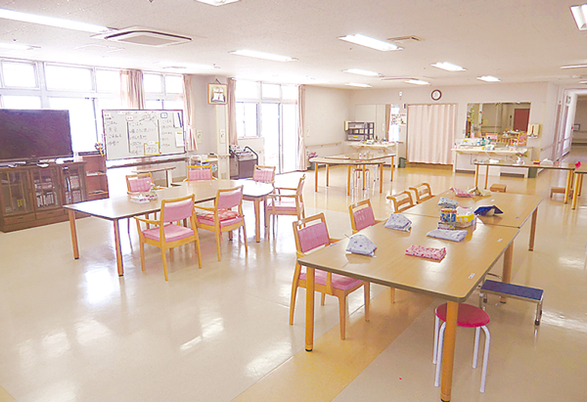明るく広い食堂