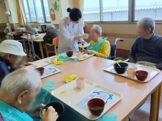 和やかな食事風景の食堂  