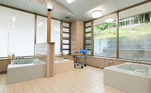 自然光差し込む浴室