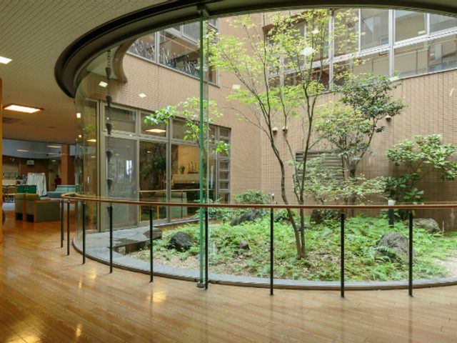緑が生い茂る中庭 中庭 緑豊かな中庭が特徴的な空間です。自然を感じながらリラックスできる雰囲気があります。