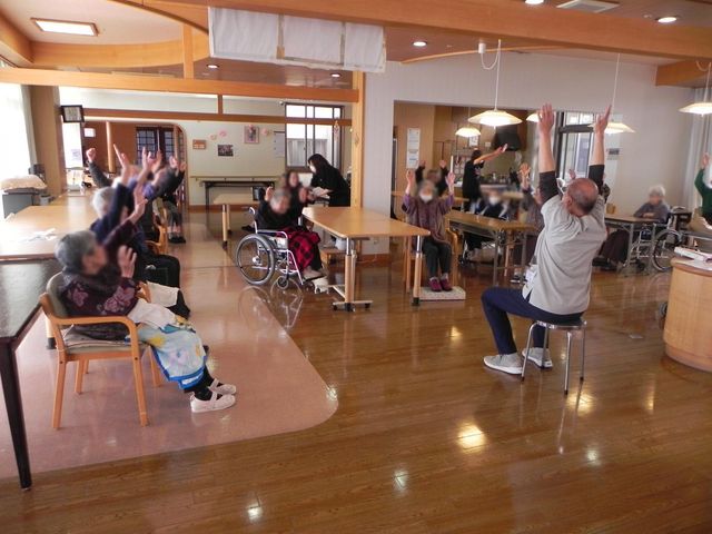 明るい運動ルーム 機能訓練室 明るい空間での軽運動が可能です。車椅子でも快適に参加できる配置がされています。