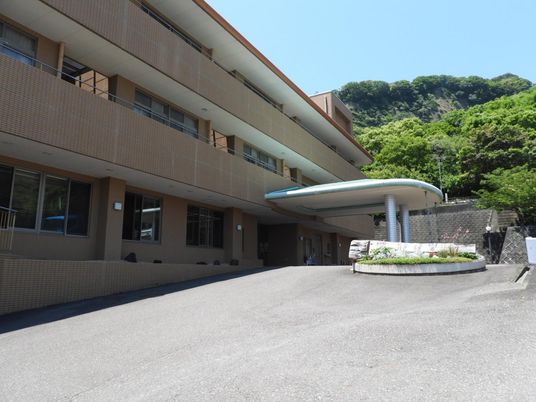 山際の建物外観  
