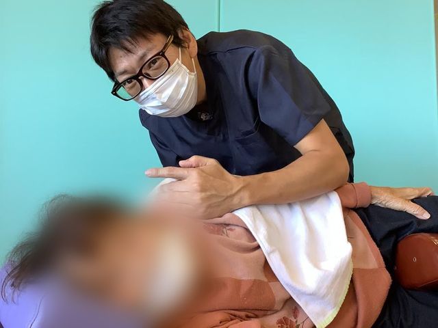 優しいケアの様子 機能訓練室 介護スタッフが利用者の方に寄り添い、リラックスした雰囲気でのケアを実施しています。
