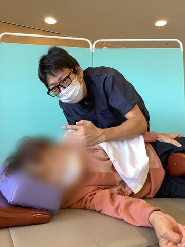 優しいケアの様子 機能訓練室 介護スタッフが利用者の方に寄り添い、リラックスした雰囲気でのケアを実施しています。