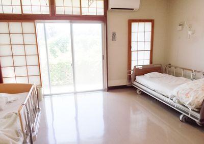 窓際の和室居室