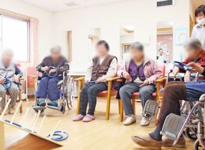 椅子に座る高齢者の室内