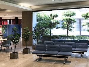 明るい待合ラウンジ  