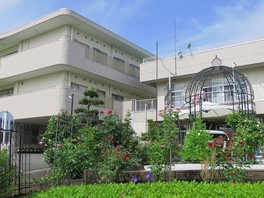 花咲く中庭と建物  