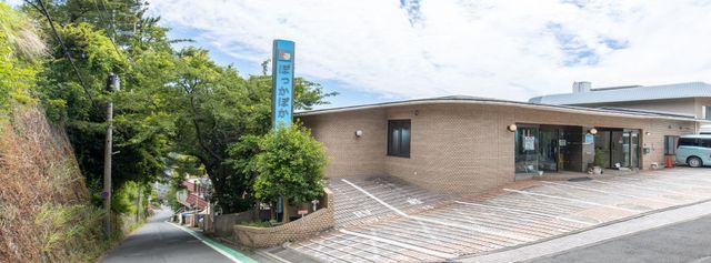 明るい職場の外観 外観 緑豊かなロケーションの施設で、笑顔あふれるサービスを提供しませんか。