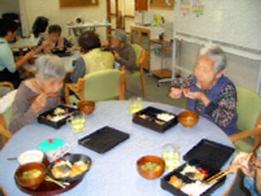 多世代共食の食堂