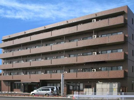 茶色い壁の建物外観