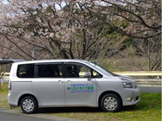 桜背景の送迎車