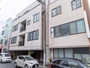 街中の建物の外観